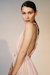 贝拉·哈迪德身着 Chanel、Dior、Louis Vuitton春装出镜，演绎今春时髦穿搭指南 